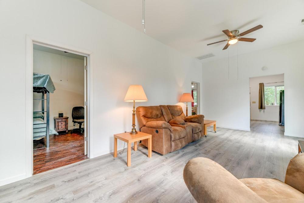 Charming Grants Pass Cottage with Patio and Gas Grill!
